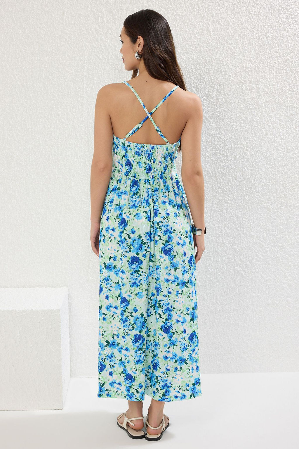 Mavi Cicek Bask?l? Ask?l? V Yaka Buzgulu Etegi Volanl? Fitilli Esnek Maxi Orme Elbise TWOSS25EL00239 - Trendyolmilla фото 4