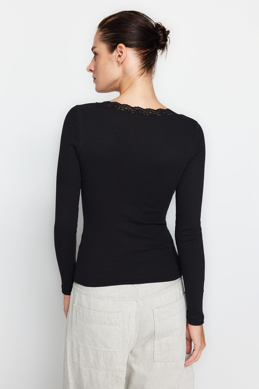 Trendyolmilla Gri V Yaka Dantel Detayl? Fitilli Fitted/Vucuda Oturan Pamuklu Esnek Orme Bluz TWOAW24BZ00070  фото 5