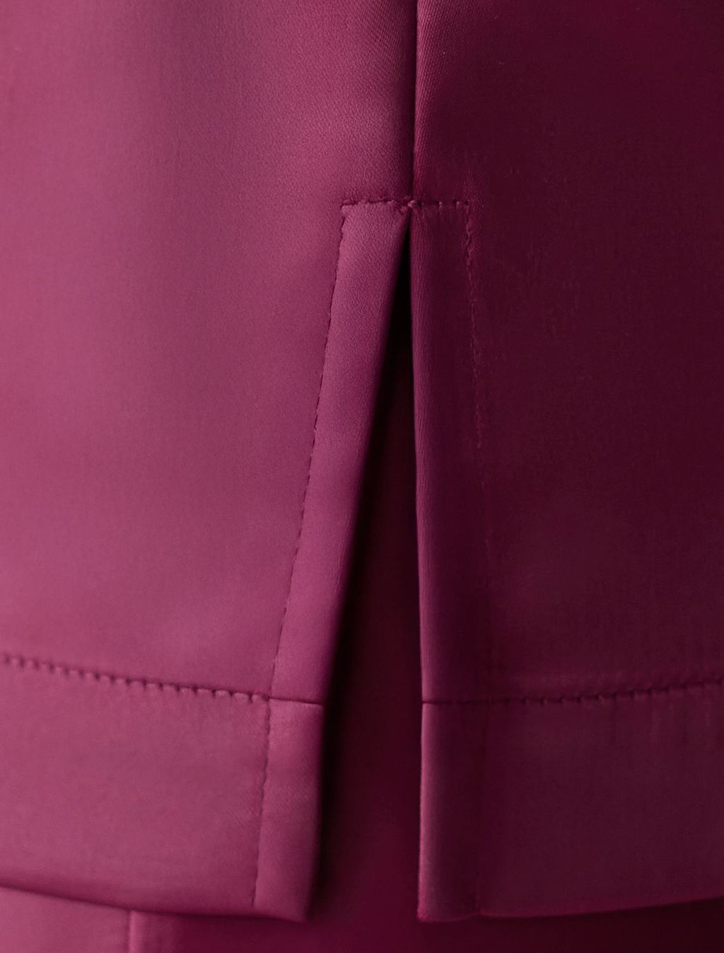 Элегантный топ с V вырезом из струящегося сатина