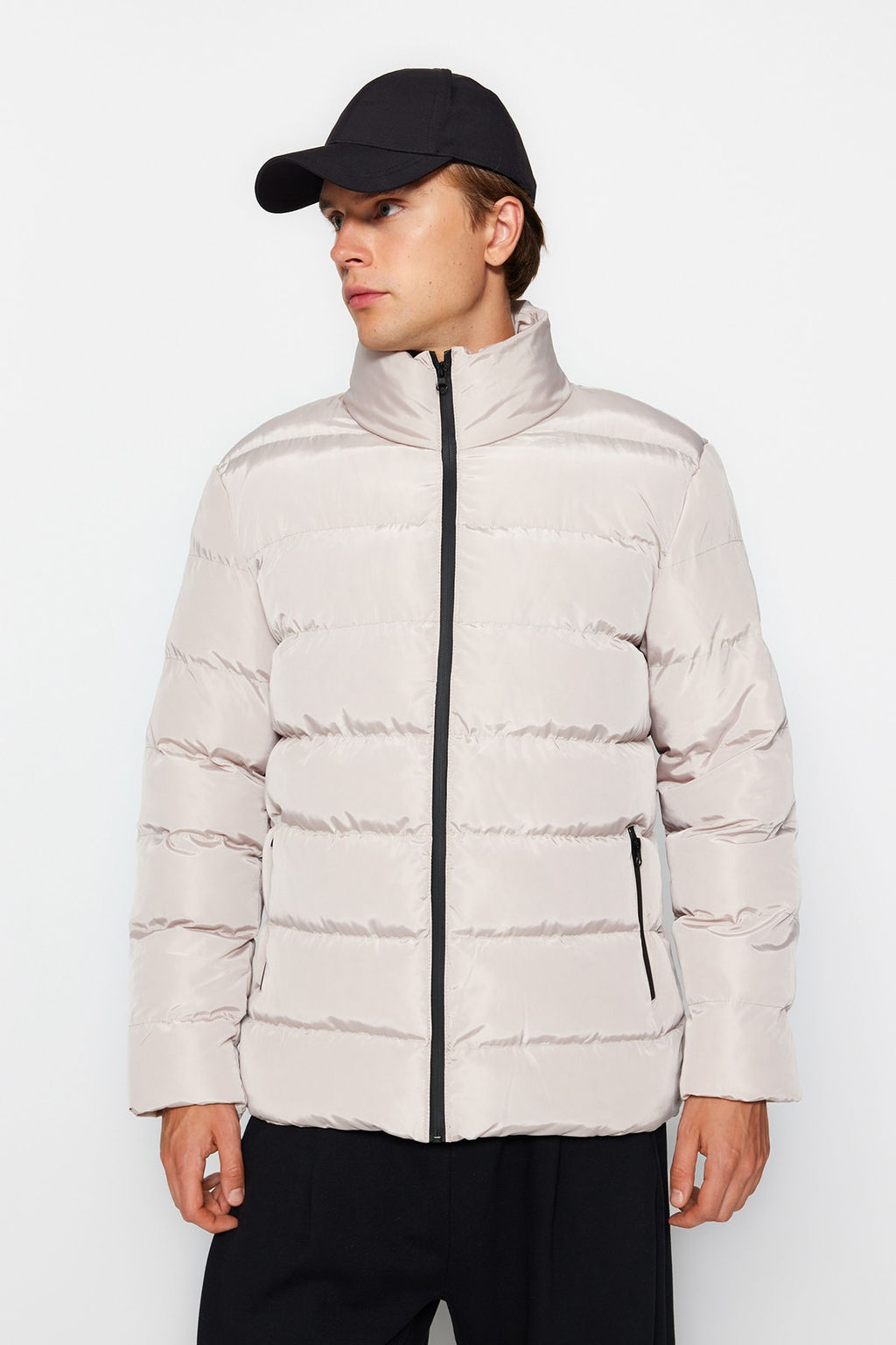TRENDYOL MAN Siyah Regular Fit Ruzgara ve Suya Dayan?kl? Sisme Mont TMNAW23MO00096
