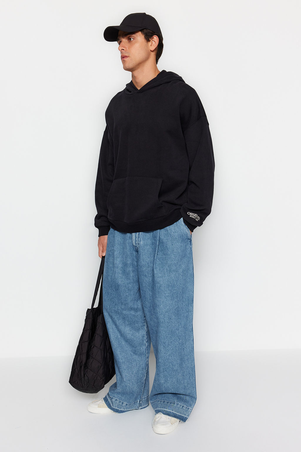 TRENDYOL MAN Siyah Kapusonlu Oversize/Genis Kesim Nak?sl? Etiketli Yumusak Kumas Sweatshirt TMNAW24SW00031 - Trendyolmilla фото 20