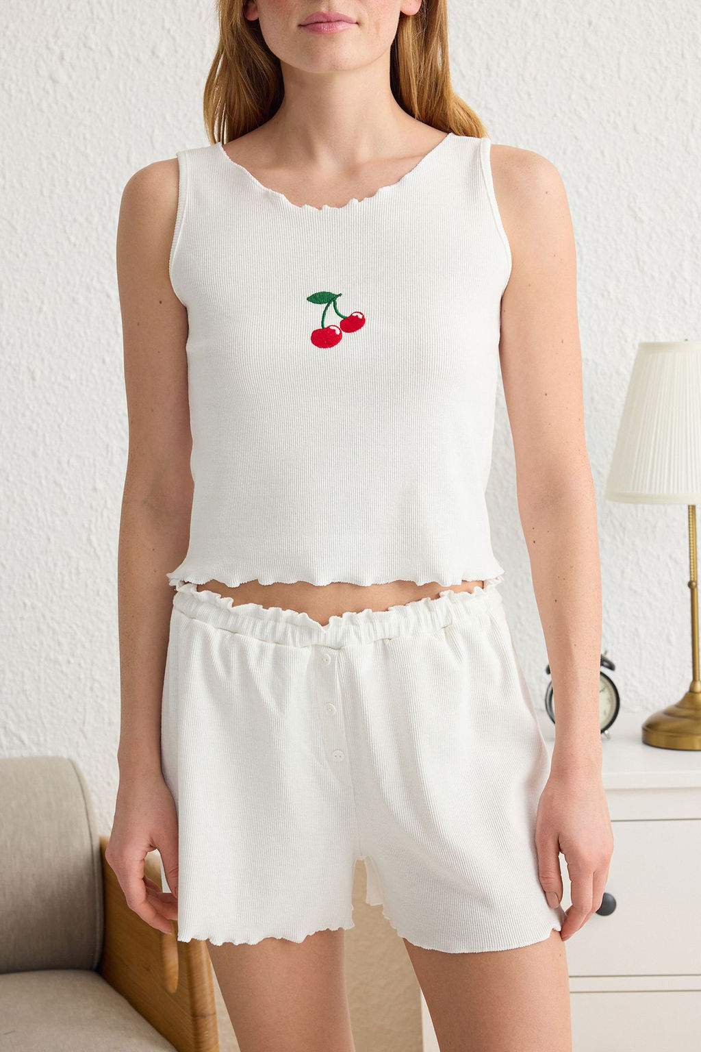 Trendyolmilla Beyaz Kiraz Nak?sl? Baby Overlok Detayl? Fitilli Sortlu Orme Pijama Tak?m? THMSS25PT00112  фото 4