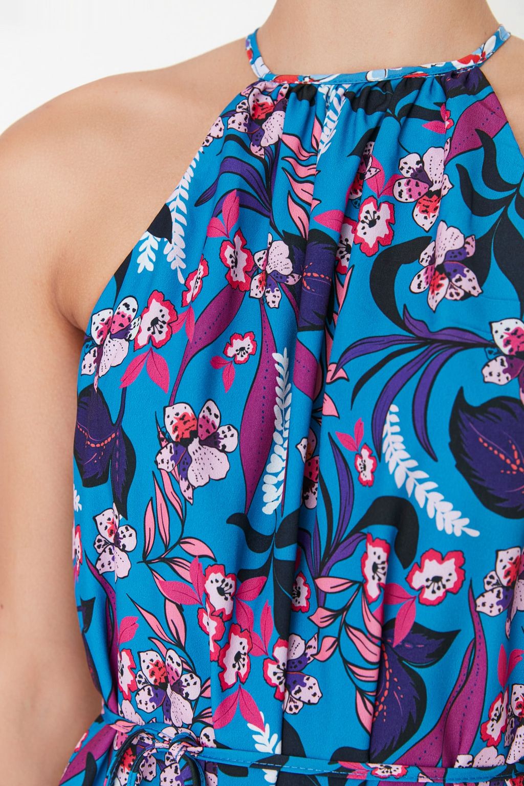 Mavi Cicekli Halter Yaka A Kesim Baglama Detayl? Mini Dokuma Elbise TWOSS22EL00666