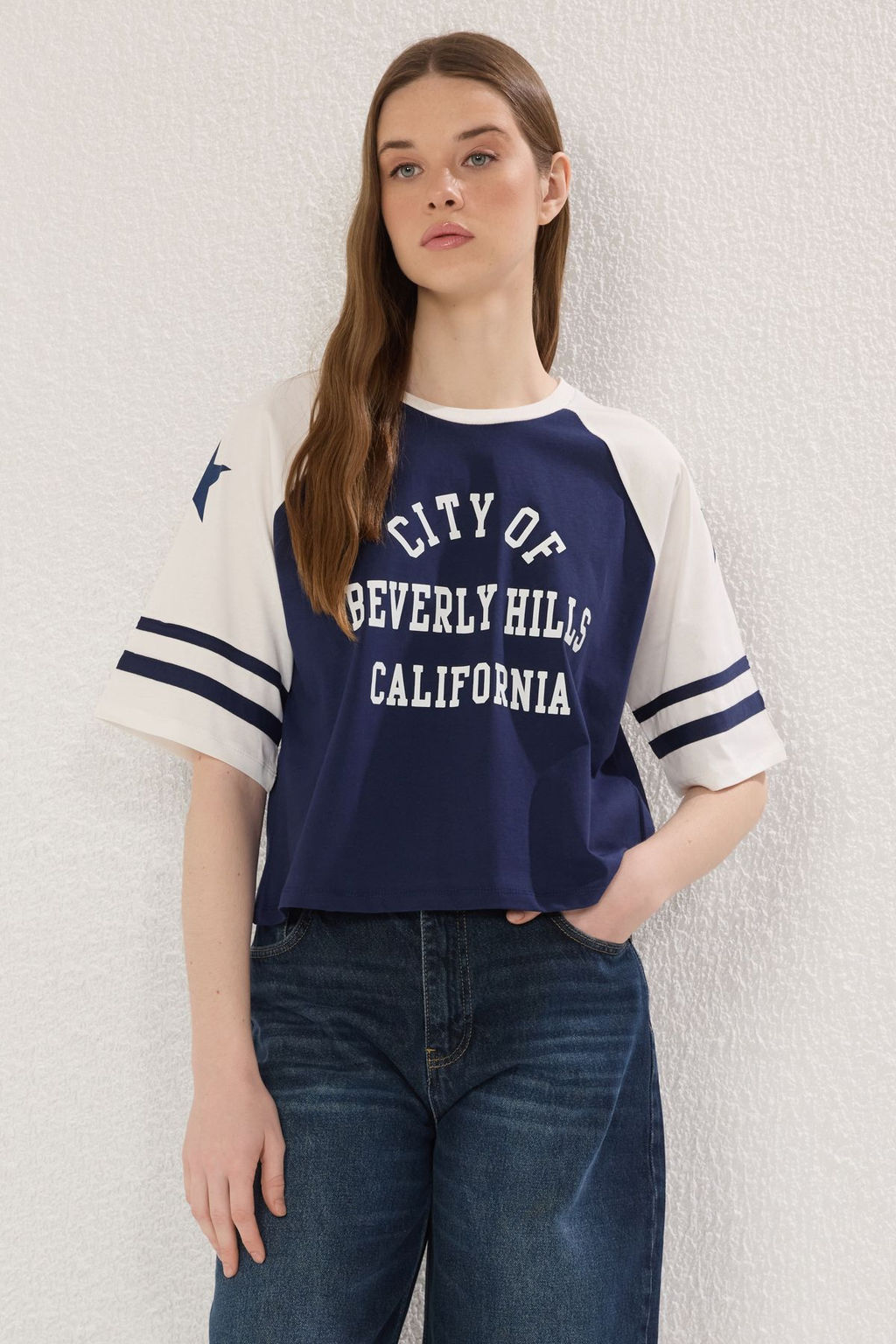 TRENDYOLMILLA Ekru %100 Pamuk Renk Bloklu Slogan Bask?l? Relaxed Crop Orme T-Shirt TWOSS25TS00067  фото 7