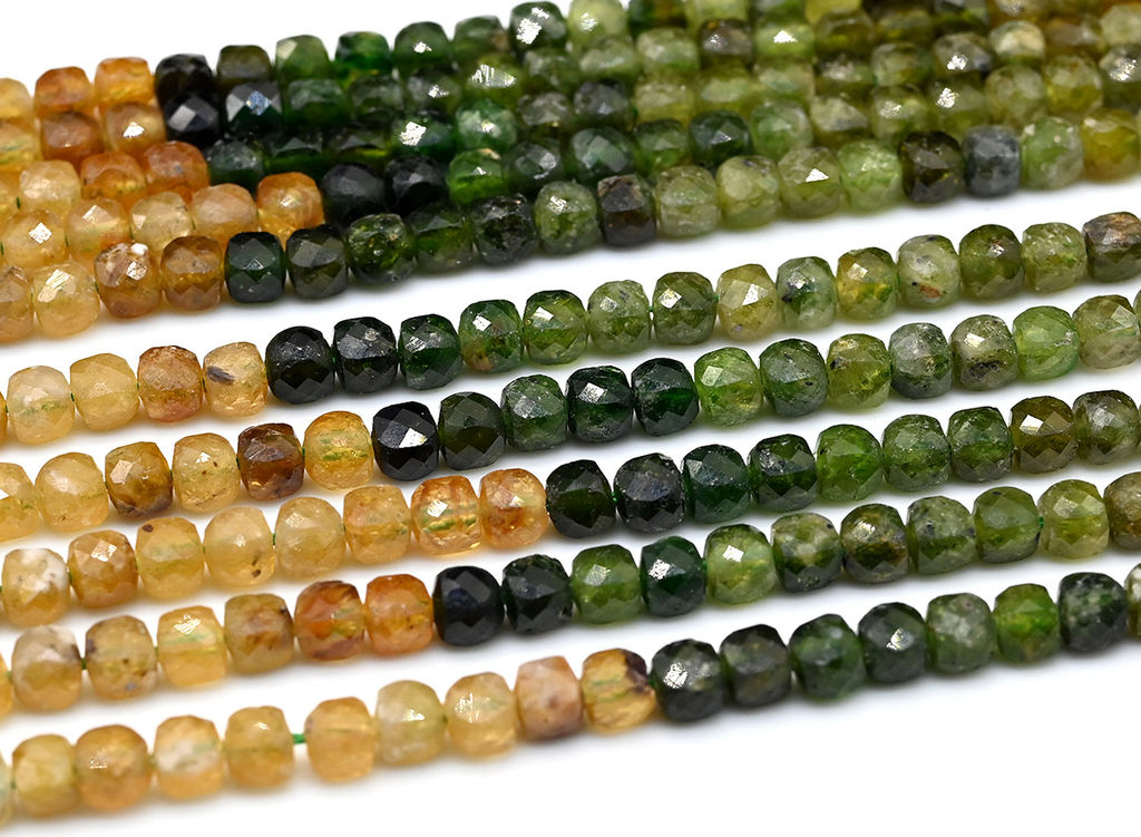 Бусины из турмалина кубик гр.4мм, 39см, 96 бусин Радуга камня