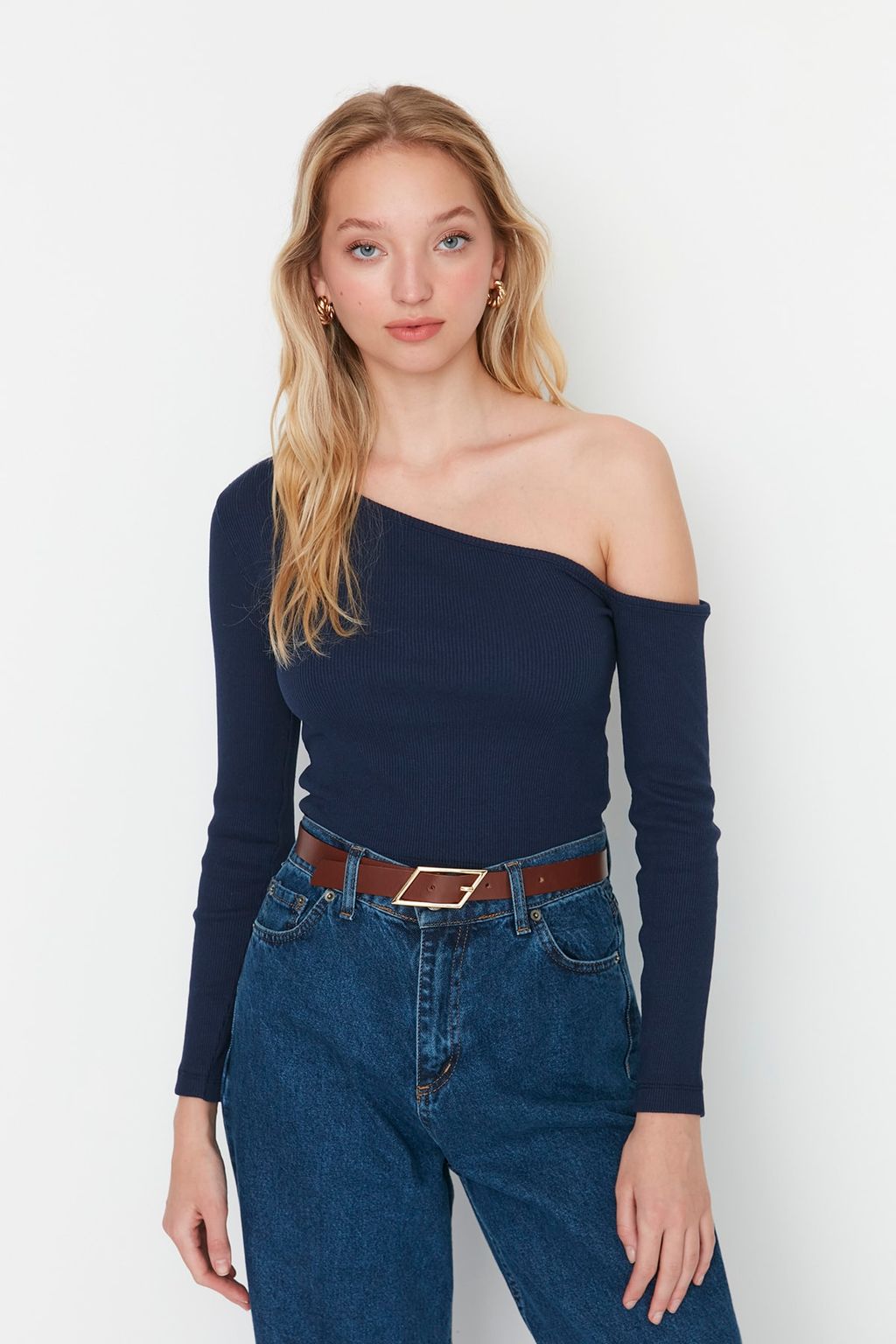 Trendyolmilla Indigo Fitted/Vucuda Oturan Asimetrik Yaka Omzu Ac?k Fitilli Esnek Orme Bluz TWOAW23BZ00088