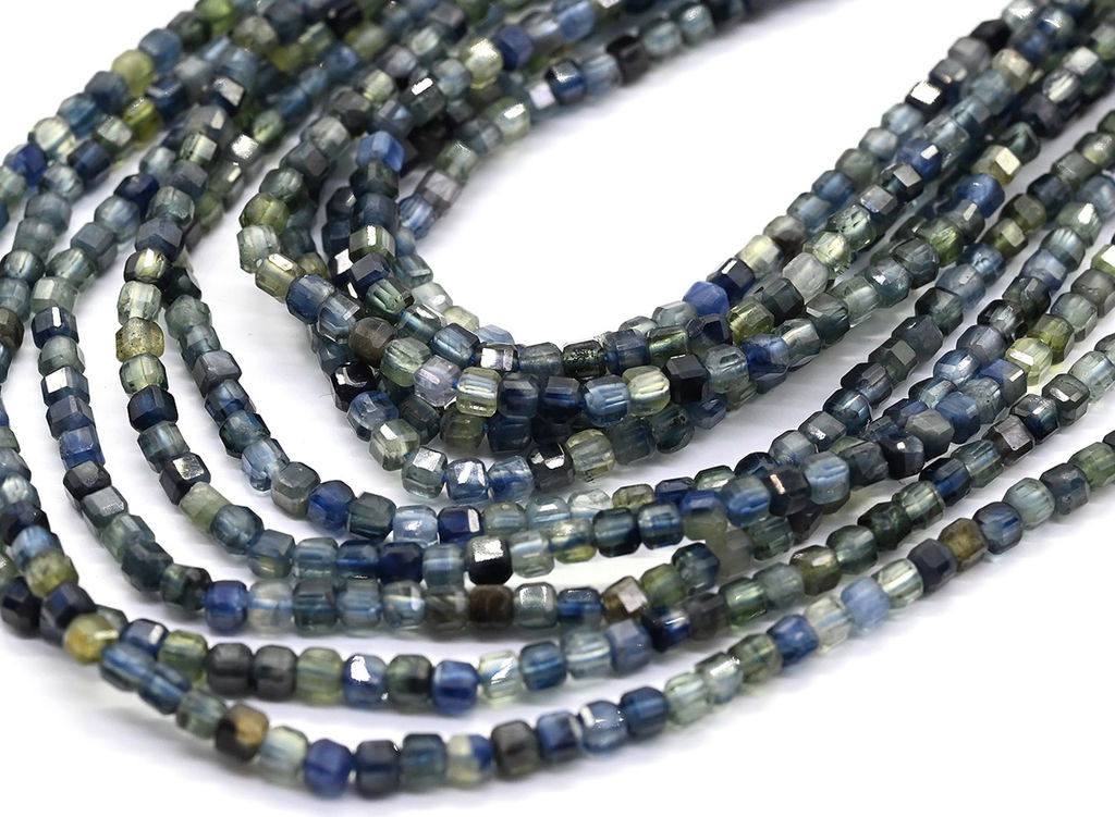 Бусины из сапфира кубик гр.2мм, 39см, 180 бусин Радуга камня
