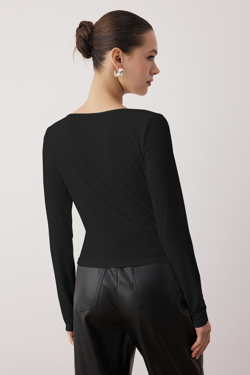 Siyah Asimetrik Yaka Detayl? Vucuda Oturan Esnek Orme Bluz TWOAW26BZ00117
