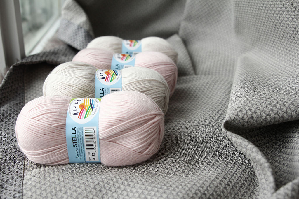 Пряжа ALPINA STELLA 50% альпака, 45% мериносовая шерсть, 5% металлизированный полиамид 3 шт. х 100 г 250 м 13 м
