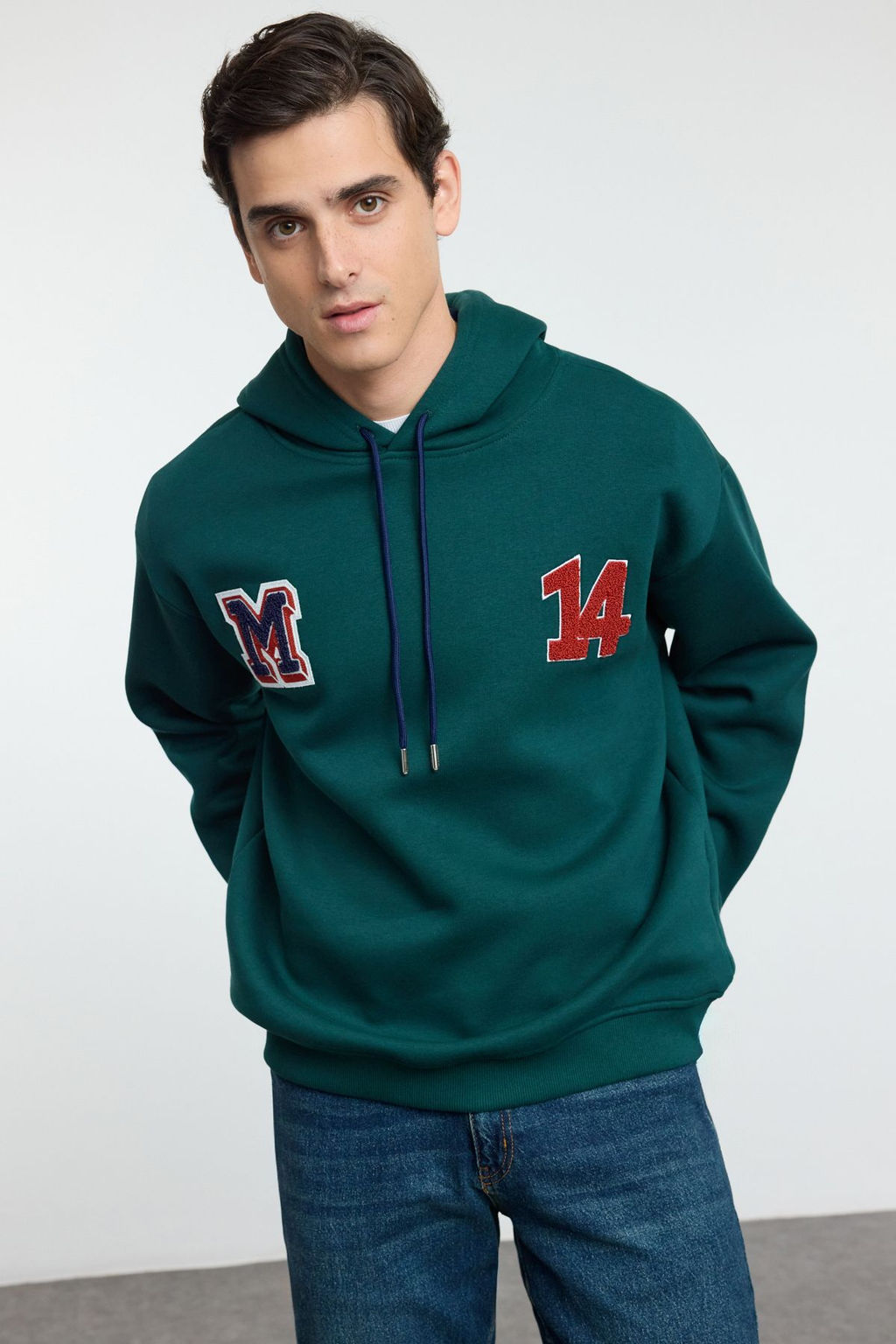 TRENDYOL MAN Zumrut Yesili Oversize/Genis Kesim Harf Patch ve Nak?s Detayl? Kapusonlu Sweatshirt TMNAW25SW00144