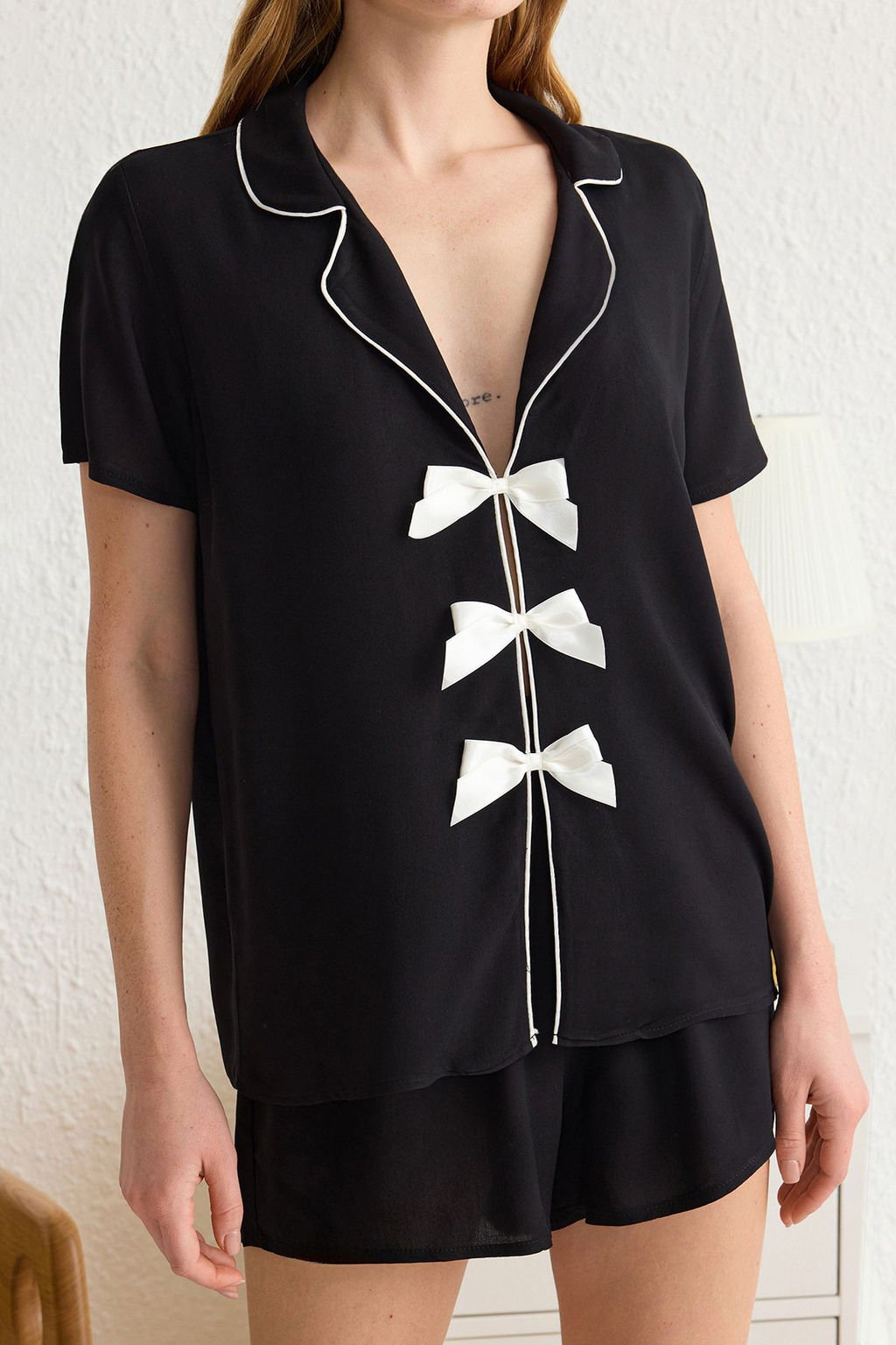 Trendyolmilla Beyaz Kurdele/Fiyonk ve Biye Detayl? Viskon Sortlu Dokuma Pijama Tak?m? THMSS24PT00290 фото 3