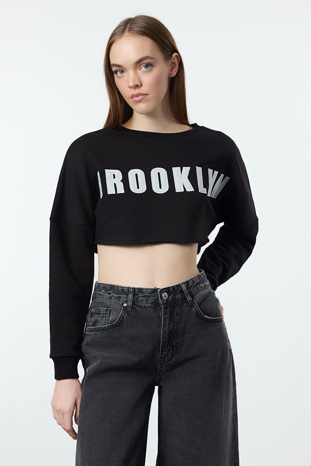 TRENDYOLMILLA Siyah Aplike Nak?sl? Relaxed Super Crop Kal?n Orme Sweatshirt TWOAW25SW00279 фото 6