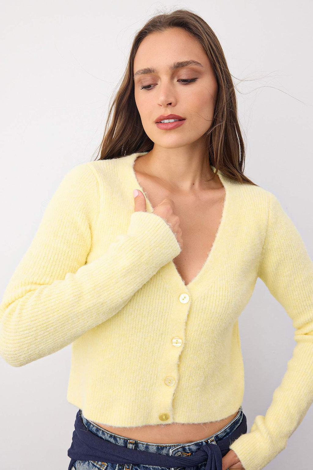 Wardrobe Essentials Sar? Crop Dugme Detayl? Yumusak Dokulu V Yaka Yunlu Triko H?rka TWOAW26HI00013