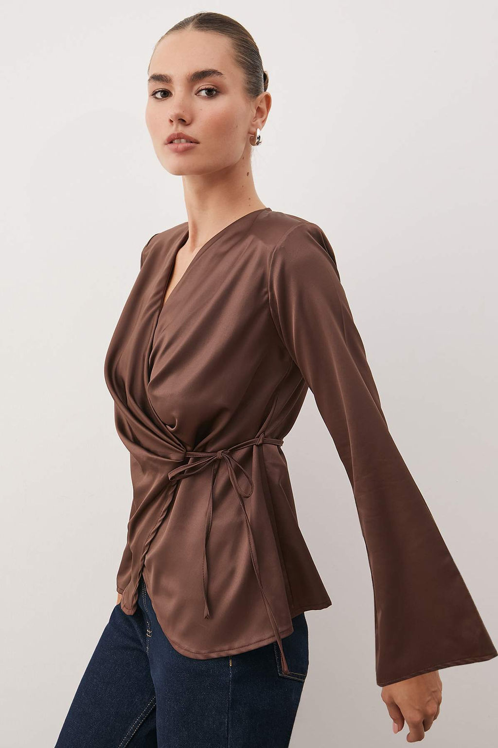 Koyu Kahverengi Saten Kruvaze Dokuma Bluz TWOAW26BZ00052