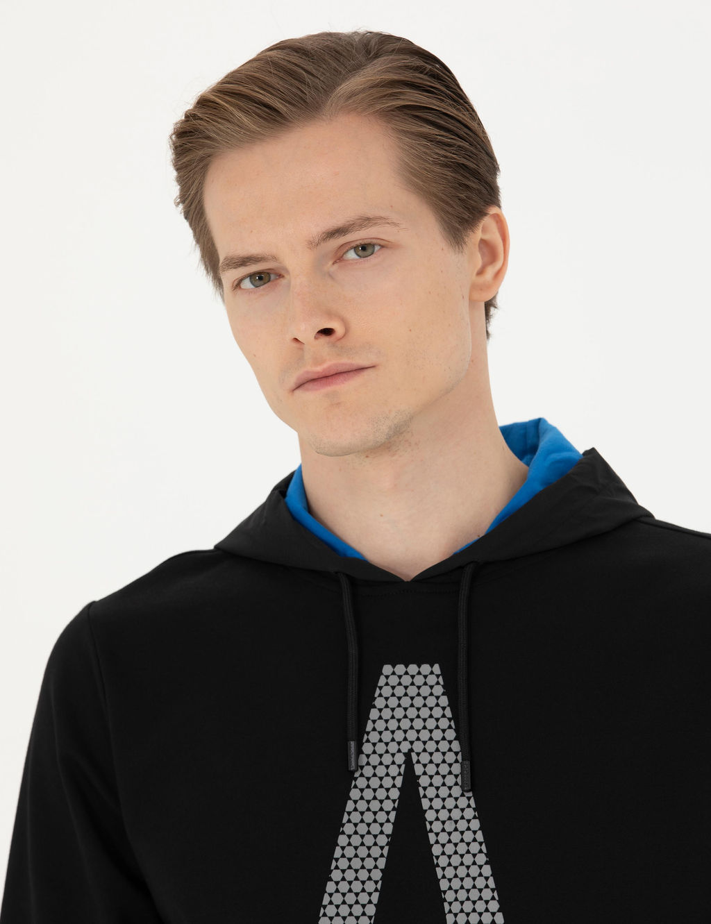 Черный свитшот с капюшоном