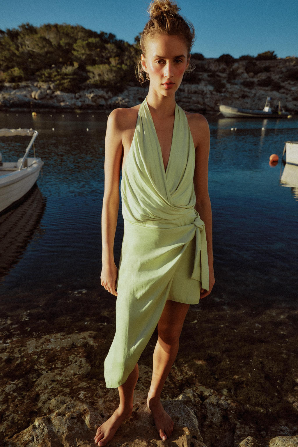 VESTIDO ASIM?TRICO SATINADO NUDO / Verde