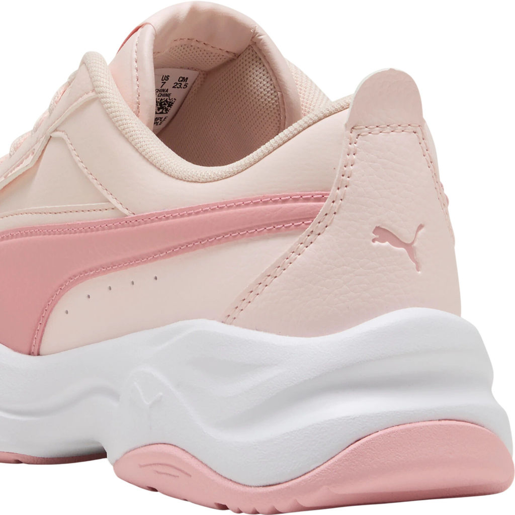 Кроссовки женские