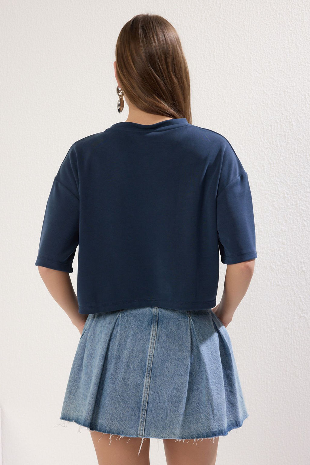 TRENDYOLMILLA Lacivert Modal Relaxed/Rahat Kal?p Crop Esnek Orme T-Shirt TWOSS25TS00048  фото 4