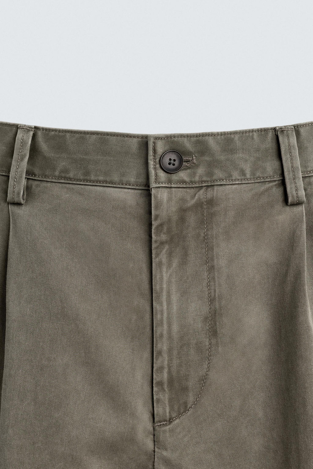 BERMUDA REGULAR FIT PLIEGUES / VERDE