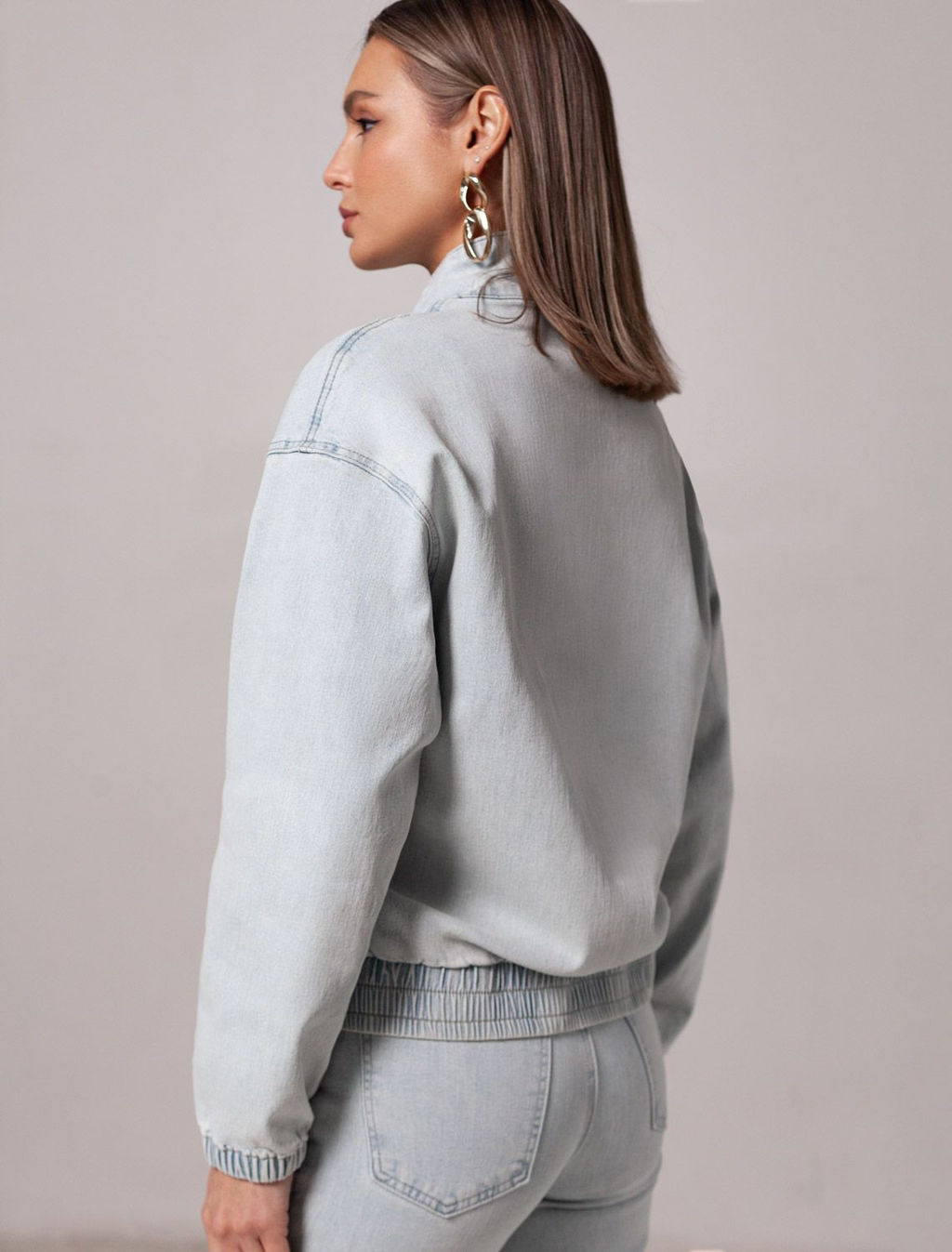 Джинсовый бомбер на молнии из облегченного денима - Vilatte фото 4