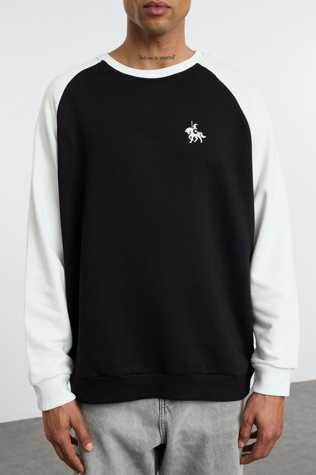 TRENDYOL MAN Siyah Oversize/Genis Kesim Reglan Kol Bask? Detayl? Renk Bloklu Sweatshirt TMNAW25SW00090 - Trendyolmilla фото 3