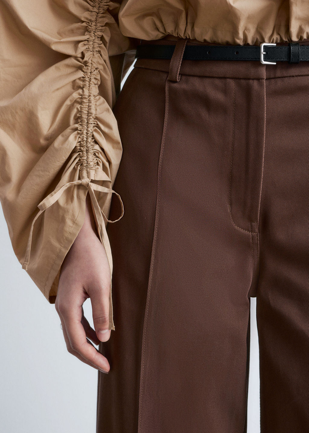 Pantalones de algod?n con pliegues marcados - H&m фото 7