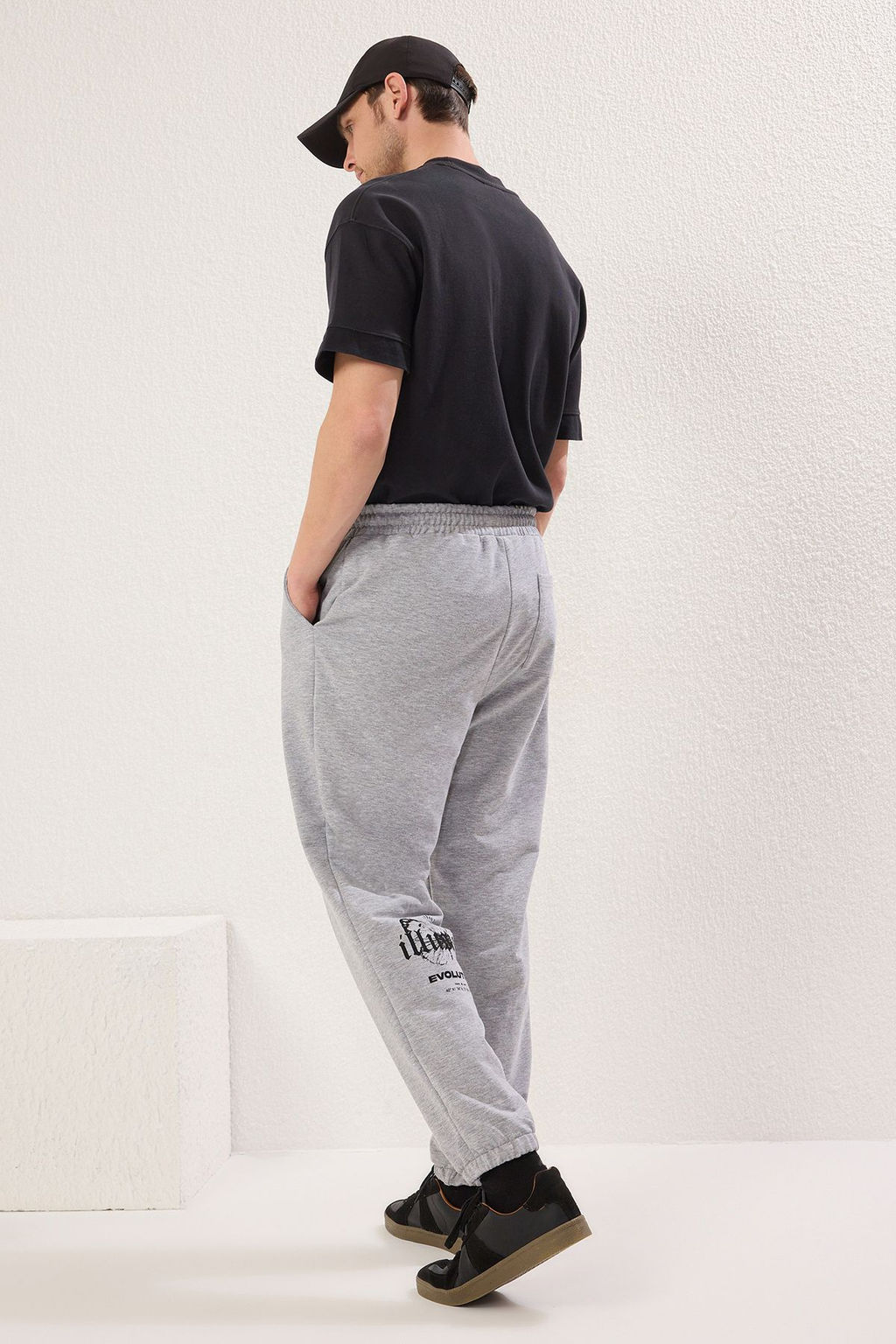 TRENDYOL MAN Gri Melanj Oversize/Genis Kesim Lastik Paca Kelebek Bask?l? Esofman Alt? TMNSS25EA00006 - Trendyolmilla фото 3