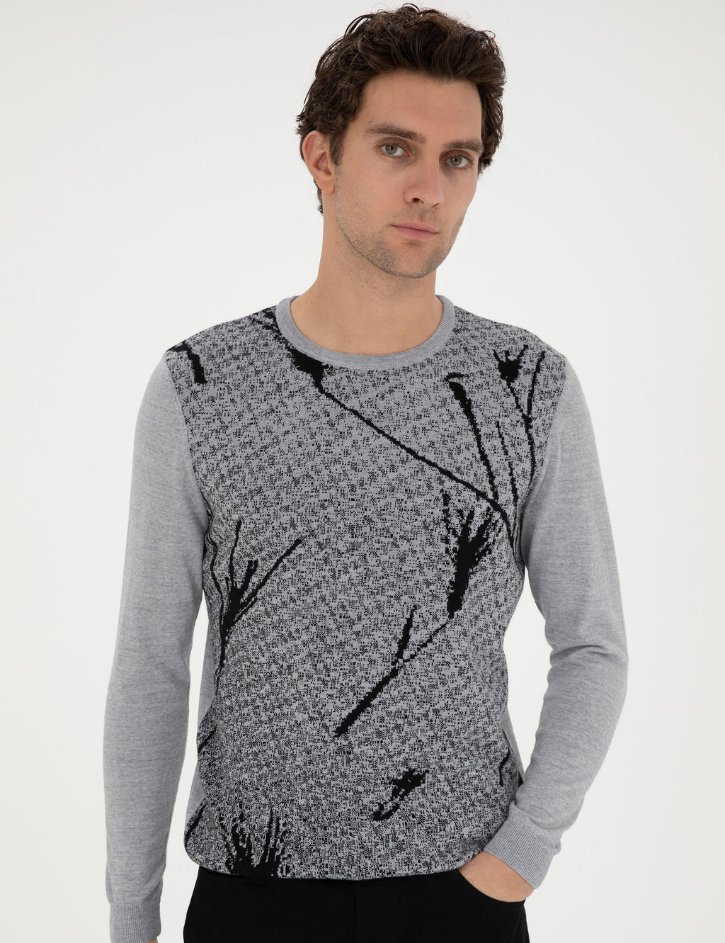 Светло-серый зауженный свитер