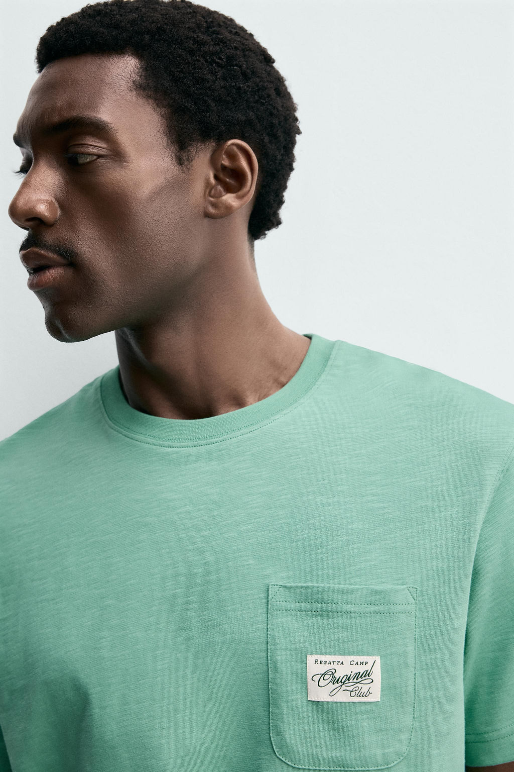 CAMISETA REGULAR FIT BOLSILLO PARCHE / Verde Menta