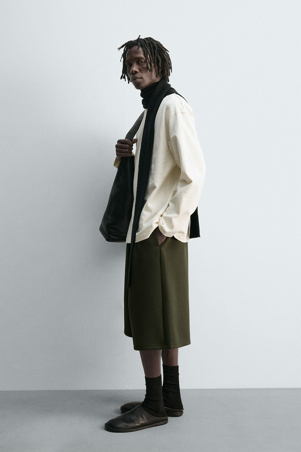 PLEATED NEOPRENE-EFFECT LONG BERMUDA SHORTS - Zara фото 4