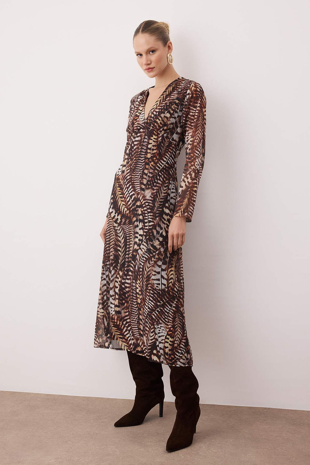 Kahverengi Animal Desen V Yaka A Kesim Maxi Dokuma Elbise TWOAW26EL00270 - Trendyolmilla фото 2