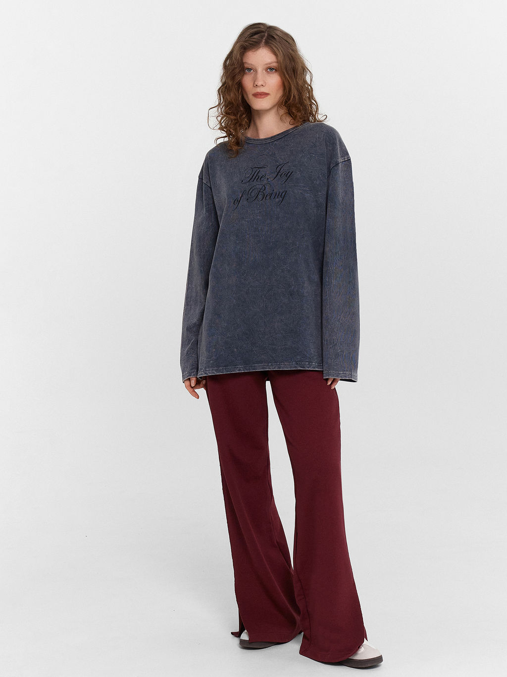 Джемпер женский черный с обработкой эйсид и надписью The joy of being ACID WASH черный янтарь +печать 122924 - Mark formelle фото 4