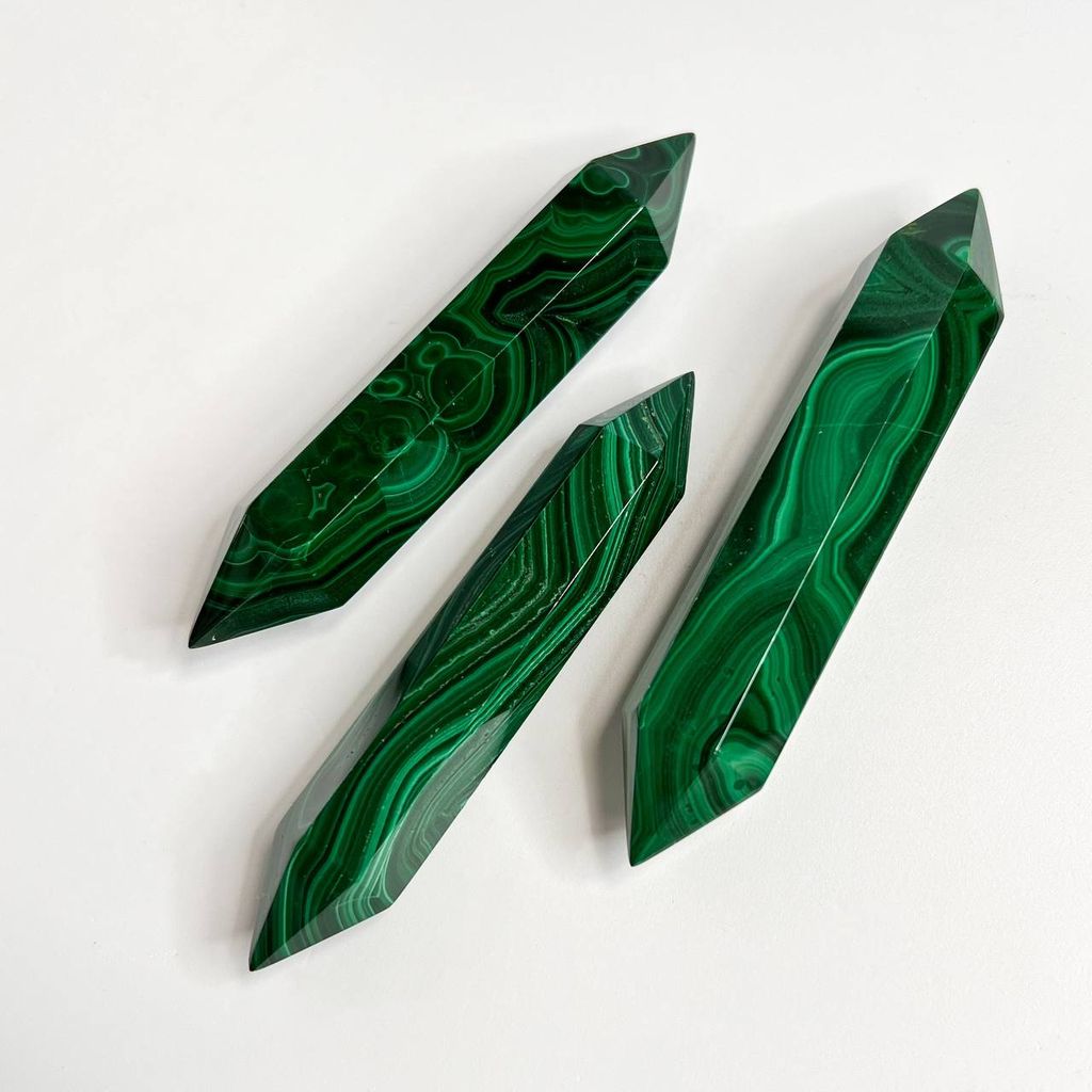 Кристалл двухконечный из Малахита