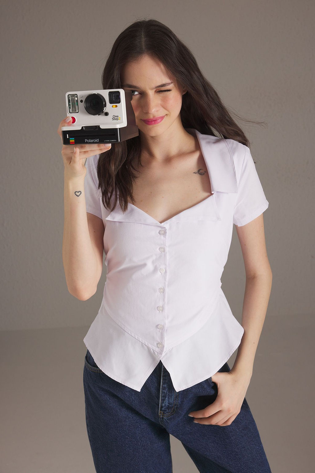TRENDYOLMILLA Beyaz Yaka Detayl? Fitted Gomlek TWOSS25GO00139