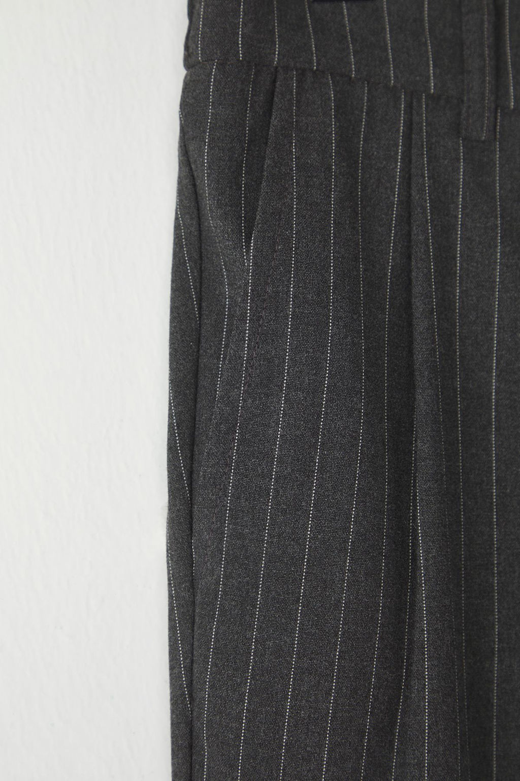 Antrasit Cizgili Pileli Klasik Baggy Fit Kumas Pantolon TMNSS24PL00024