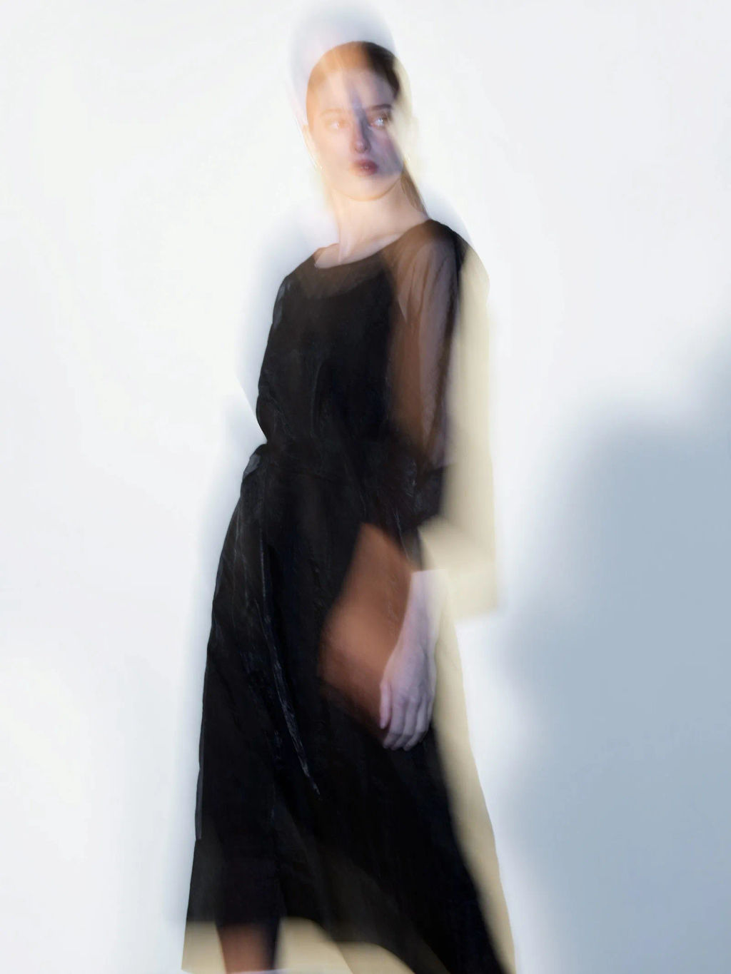 Платье миди из шифона с поясом - Emka фото 4