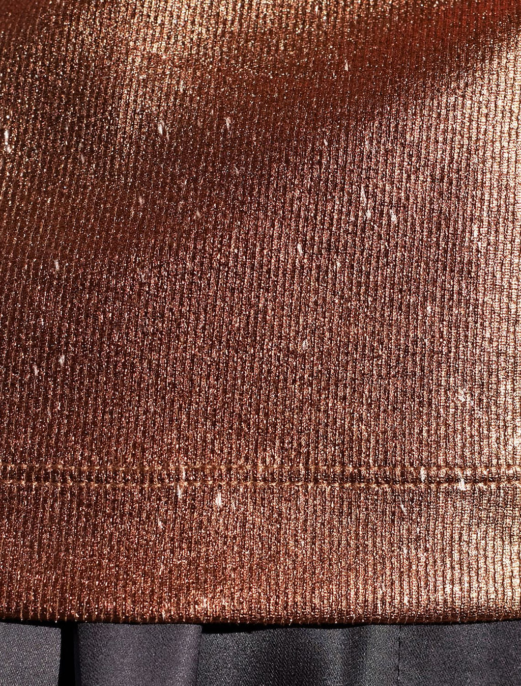 Футболка облегающая из хлопка в рубчик с вырезом лодочка с матовым покрытием металлик