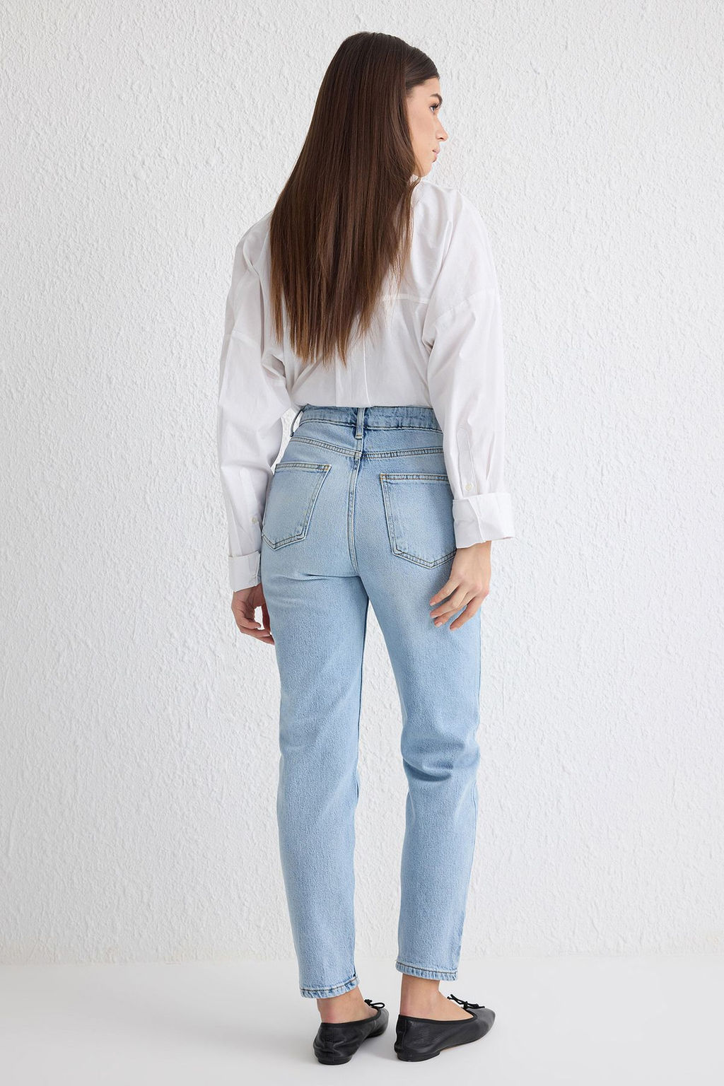 Ac?k Mavi Yuksek Bel Comfort Mom Jeans TWOSS25JE00095 - Trendyolmilla фото 5