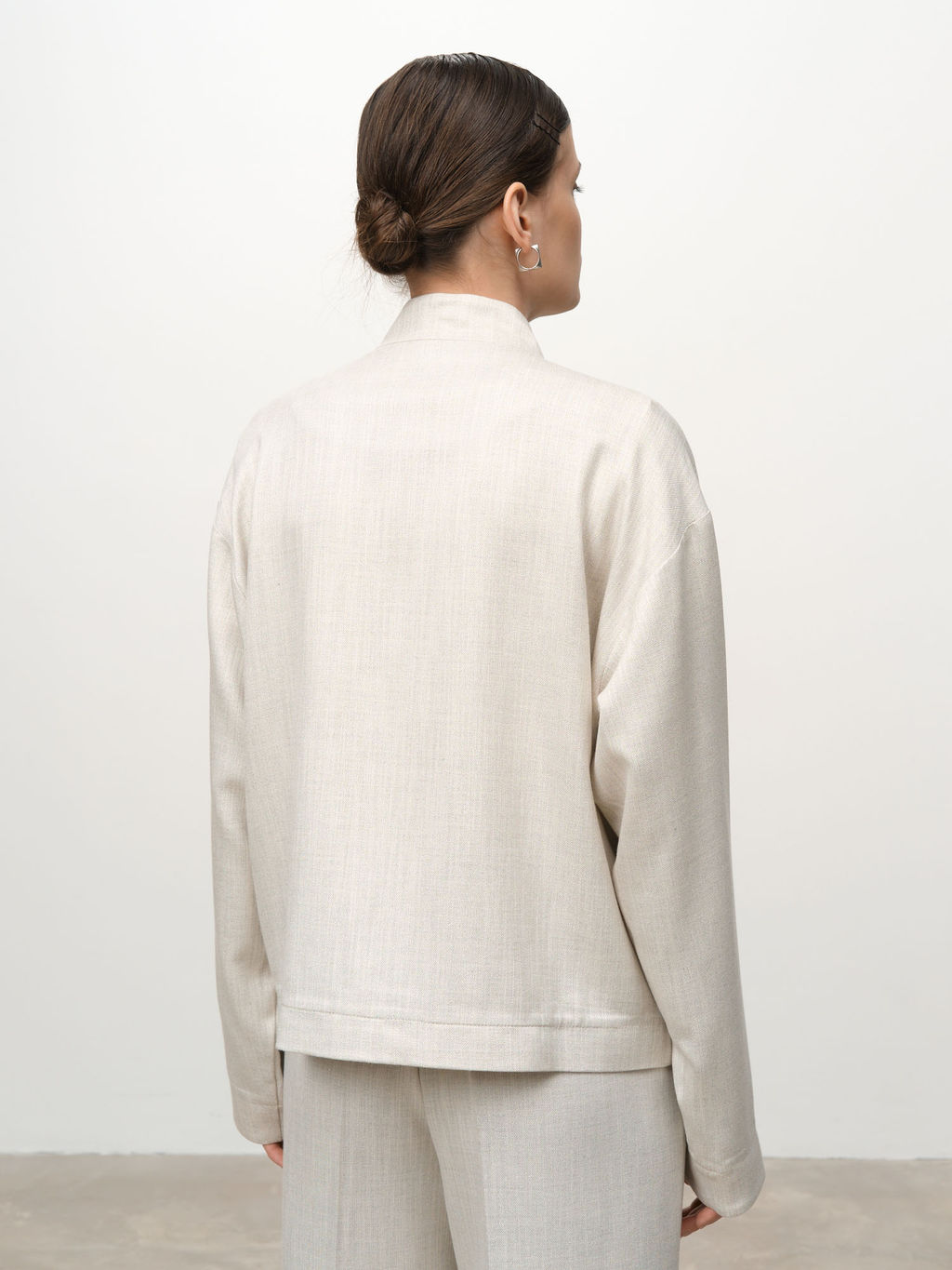 Бомбер из вискозы 420225 бежевый