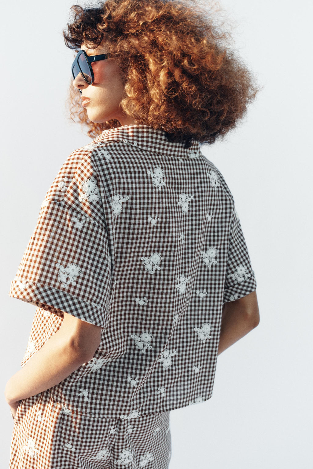 CAMISA CUADROS BORDADOS / Marr?n / Crudo