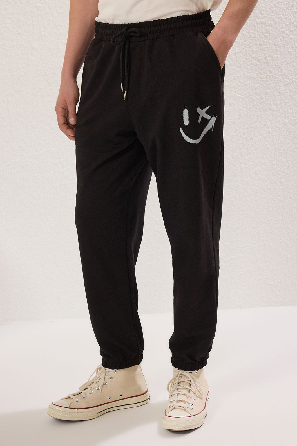 TRENDYOL MAN Siyah Oversize/Genis Kesim Lastik Paca Gulen Yuz Bask?l? Jogger Esofman Alt? TMNSS22EA0119 - Trendyolmilla фото 3