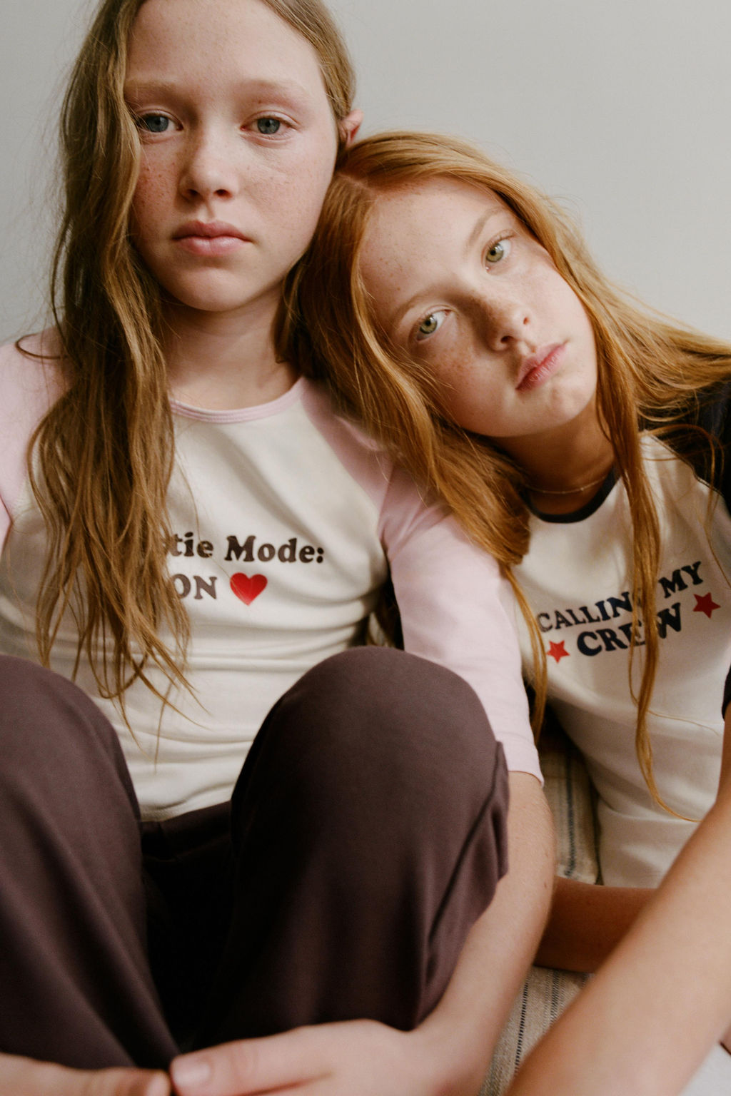 CAMISETA MANGA RANGLAN TEXTO CON MODAL / Marino / Blanco