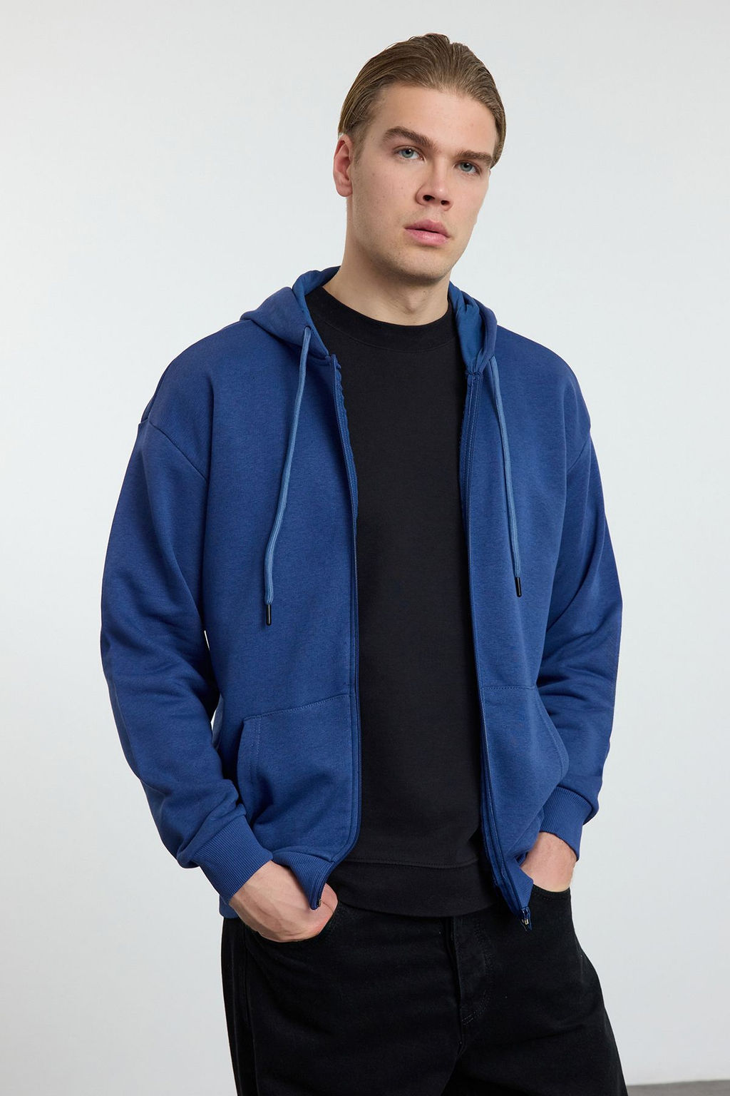 TRENDYOL MAN Siyah Oversize/Genis Kesim Kapusonlu Fermuarl? Sweatshirt-H?rka TMNAW22SW0620
