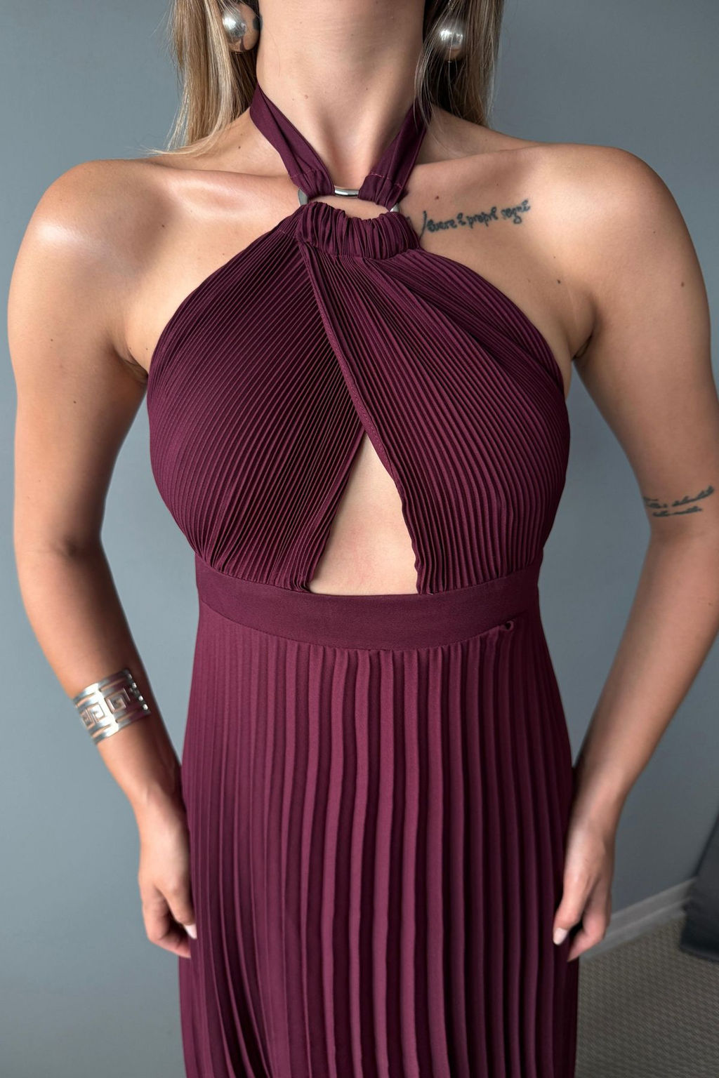 Bordo Piliseli Cut Out Aksesuar Detayl? Sifon Midi Astarl? Elbise TPRSS25EL00327 - Trendyolmilla фото 3