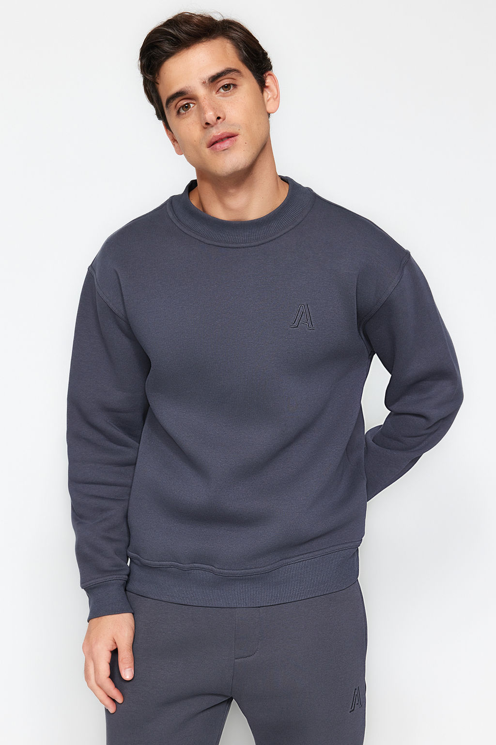 TRENDYOL MAN Antrasit Oversize/Genis Kesim Yar?m Bal?kc? Yaka Harf Nak?sl? Sweatshirt Ici Polarl? TMNAW24SW00046 - Trendyolmilla фото 2