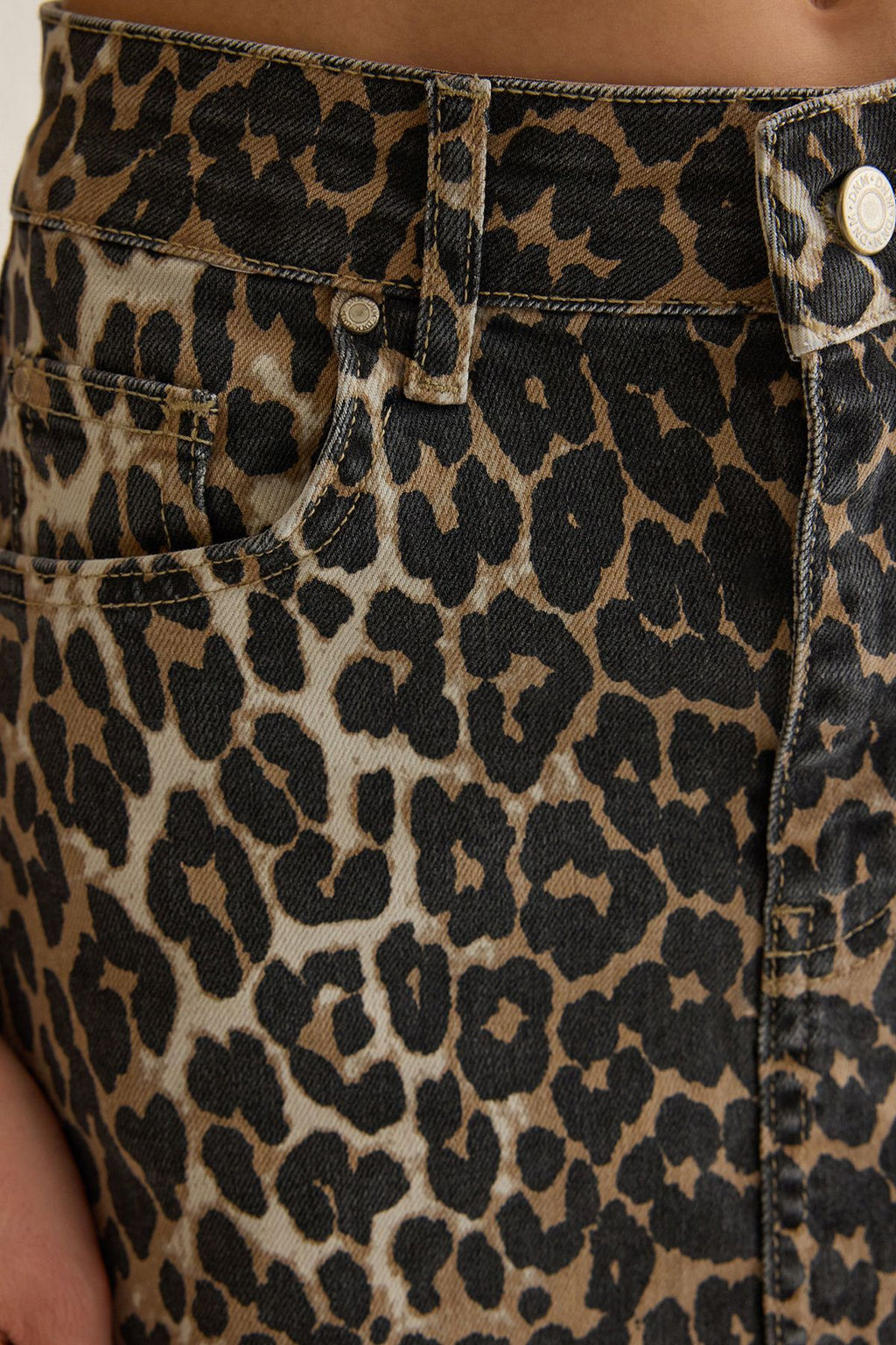 TRENDYOLMILLA Cok Renkli Animal Leopar Desenli Kahverengi Mini Denim Etek TWOSS25ET00044  фото 4