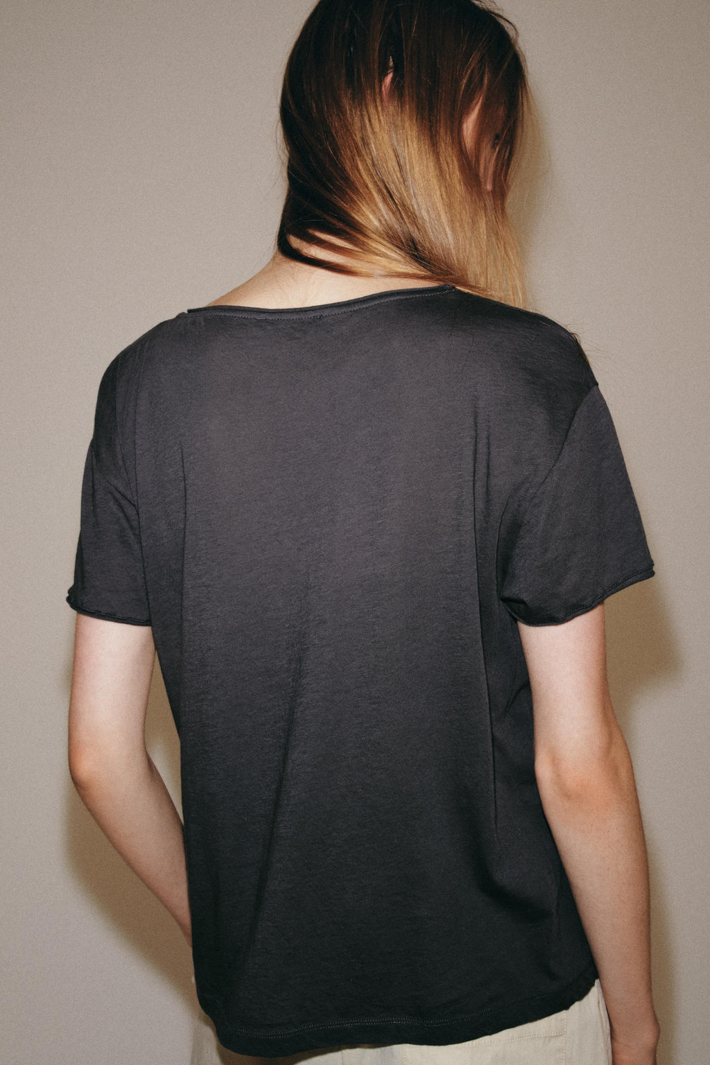 CAMISETA BOLSILLO ALGOD?N / Gris antracita - Zara фото 2