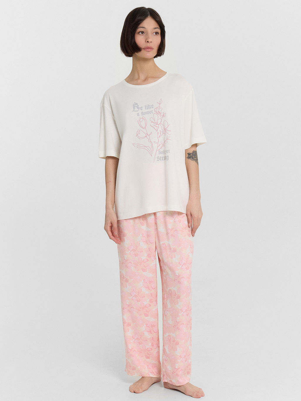 КОМПЛЕКТ ЖЕНСКИЙ (ФУТБОЛКА, БРИДЖИ)