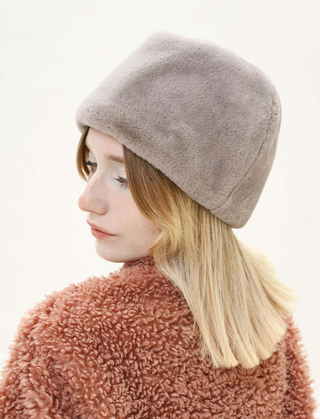П26-25 Пилотка мех бежевый