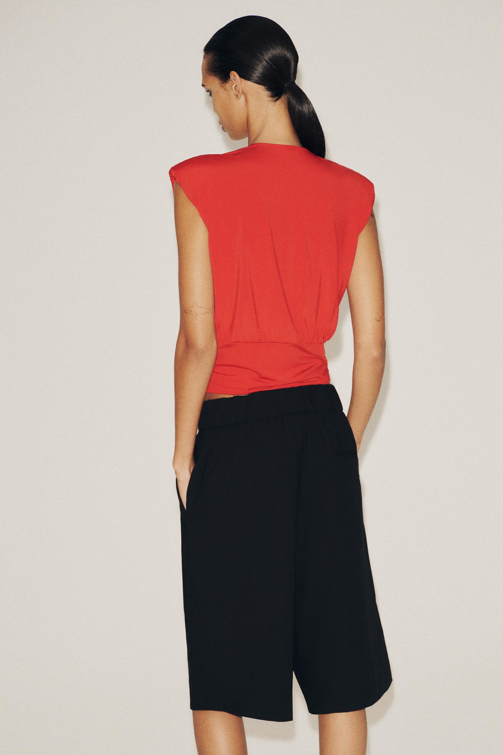 DRAPED TOP WITH SHOULDER PADS - Zara фото 3